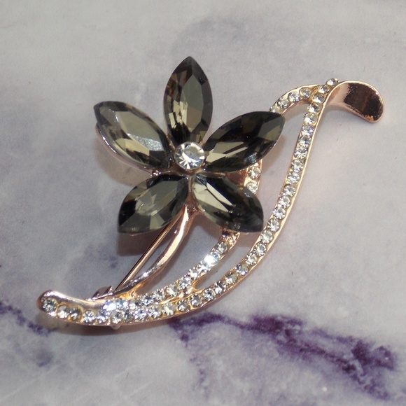 Jewelry - Vintage Style Flower Lapel Pin Brooch Golden NEW